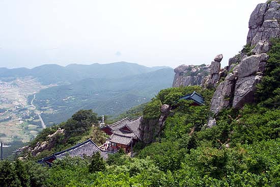 산의 기암과 푸른 산 빛 그리고 웅크리듯 들어선 전각들이 한 폭의 풍경화다. 